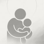 白と灰色を基調とした柔らかな抽象背景に、親が子どもを抱きしめるシルエットだけが描かれたミニマルなイラスト