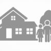 白と灰色のシンプルなイラスト。家の横に家族のシルエットと木が描かれており、住まいと家庭を象徴している。