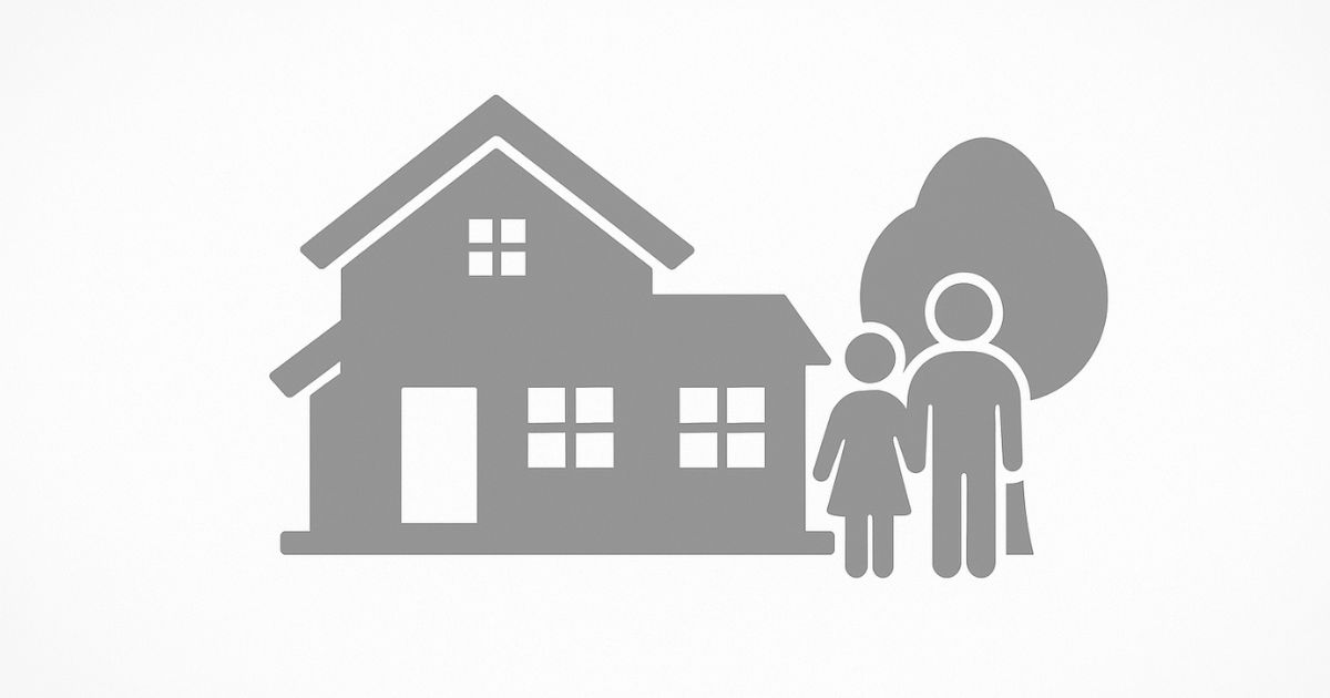白と灰色のシンプルなイラスト。家の横に家族のシルエットと木が描かれており、住まいと家庭を象徴している。